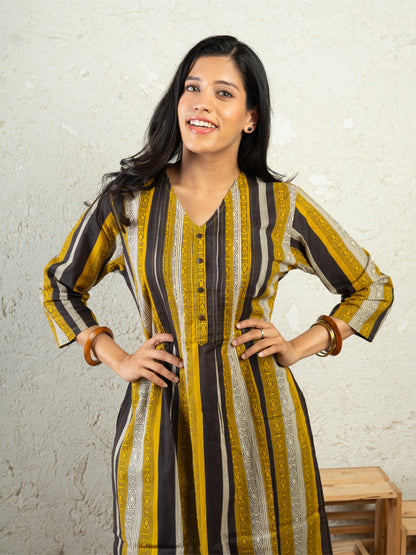 STRIPES STORY PINTUCK KURTA SET